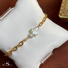 Load image into Gallery viewer, Pearl &amp; Gold Bracelet Bar